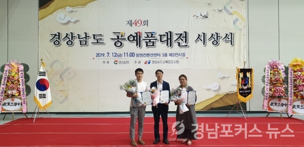 왼쪽부터 이혁, 강흥석 지역공동체담당주사, 이미경씨 (제공=거창군)