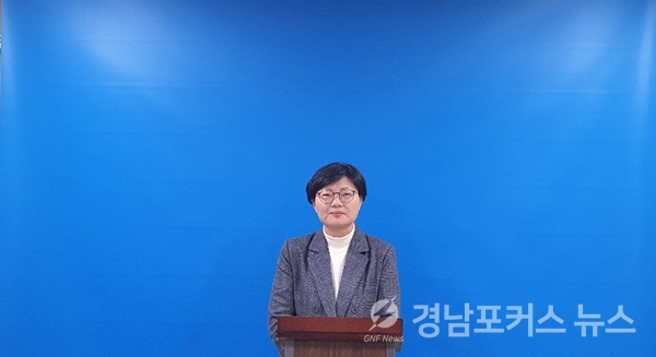 거창군의회 김태경 의원 의원직 사퇴 배경에 대해 기자회견을 하고 있다